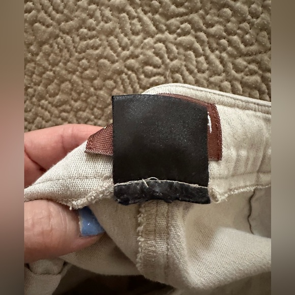 Tribella Sport oatmeal  zippered Shorts with front hidden pockets women’s size 2 - Picture 10 of 11